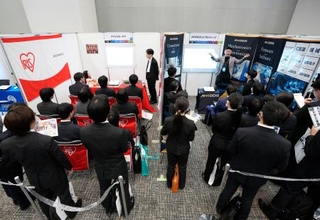 　就職情報会社マイナビが開催した企業の合同説明会＝１日午後、東京都内