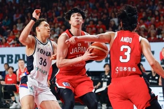 　日本-韓国　第２クオーター、攻め込む渡辺雄（中央）＝沖縄サントリーアリーナ