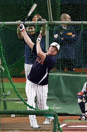 　打撃練習する村上。奥は大谷＝京セラドーム