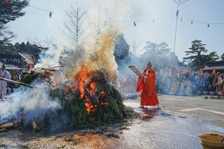 　高野山の金剛峯寺前広場で行われた「高野の火まつり」＝１日午後、和歌山県高野町
