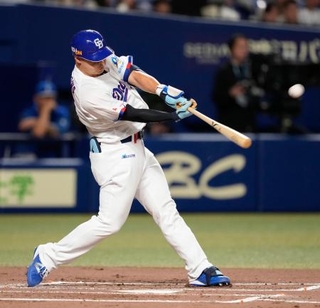 　１回、左越えに先制２ランを放つ中日・細川＝バンテリンドーム