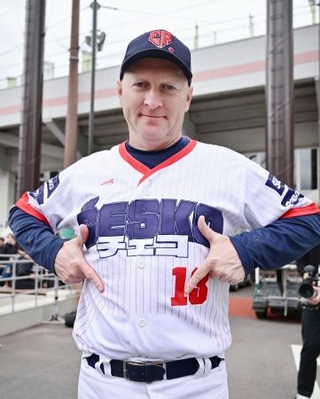 　ロッテとの練習試合を終え、撮影に応じるＷＢＣチェコ代表のハジム監督。ユニホームにはカタカナで国名が入っている＝都城