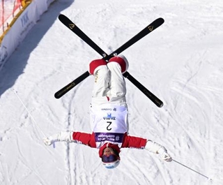 　男子デュアルモーグル準々決勝　エアを決める堀島行真＝たいらスキー場