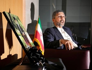 　インタビューに答えるイランのサイード・ハティブザデ外務次官＝１日午後、東京都港区のイラン大使館