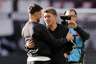 　フライブルク戦を前に関係者とあいさつを交わすアイントラハト・フランクフルトの堂安律（中央）＝１日、フランクフルト（ゲッティ＝共同）