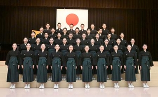　卒業式を前に記念写真に納まる宝塚音楽学校の第１１２期生＝２日午前、兵庫県宝塚市