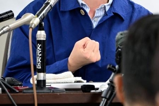 　要望書提出後に記者会見する女性検事＝２日午前、東京・霞が関の司法記者クラブ