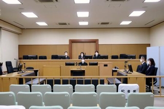 　保護司が殺害された事件の判決公判が開かれた大津地裁の法廷＝２日午後（代表撮影）