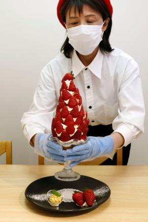　道の駅「大和路へぐり」の奈良県産イチゴ「古都華」を使用した大きなパフェ＝２月、奈良県平群町