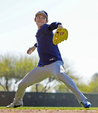 　キャッチボールするドジャース・佐々木＝グレンデール（共同）