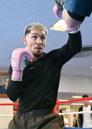 　練習を公開したＷＢＯフライ級王者のアンソニー・オラスクアガ＝３日、東京都新宿区の帝拳ジム