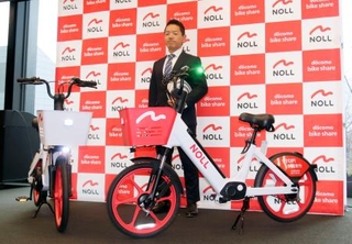 　ドコモ・バイクシェアが年内に導入する電動バイク（右）と新しい電動アシスト付き自転車（左）＝３日午前、東京都品川区