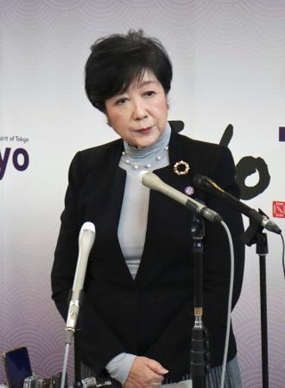 　記者団の取材に応じる東京都の小池百合子知事＝３日午後、都庁