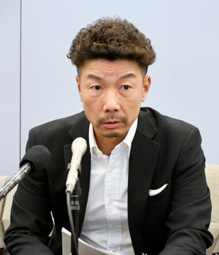 　記者会見する山内ミヨ子さんの長男広太郎さん＝３日午後、鹿児島市