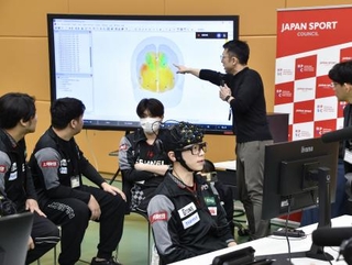 　脳波を確認しながらプレーするｅスポーツの日本代表候補＝３日、東京都北区のＪＩＳＳ