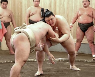 　藤ノ川との稽古で汗を流す大の里（右）＝大阪府東大阪市の二所ノ関部屋宿舎