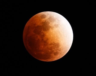 　宮崎県日南市で見られた皆既月食＝３日午後８時１０分（２秒露光、赤道儀使用）