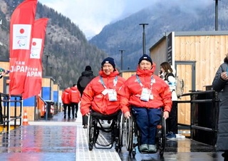 　ミラノ・コルティナ冬季パラリンピックの選手村を移動するアルペンスキー男子座位の森井大輝（右）と鈴木猛史＝３日、イタリア・コルティナダンペッツォ（共同）