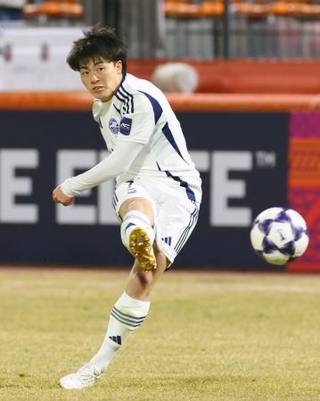 　町田-江原　後半、ＦＫを放つ町田・相馬＝春川（ゲッティ＝共同）