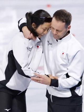 　ミラノ・コルティナ冬季五輪のスピードスケート女子１５００メートルで６位となり、ヨハン・デビット・コーチ（右）と抱き合う高木美帆＝２月、イタリア・ミラノ（共同）