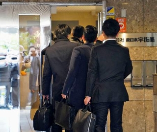 　東日本宇佐美へ家宅捜索に入る東京地検特捜部の係官ら＝４日午前９時５５分ごろ、東京都文京区