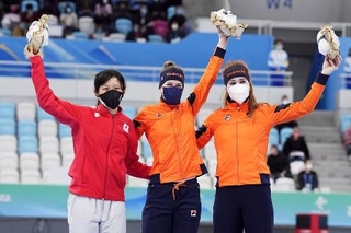 　２０２２年北京五輪のスピードスケート女子１５００メートルの表彰台に上がった（左から）銀メダルの高木美帆、金のイレイン・ブスト、銅のアントワネット・デヨング＝北京
