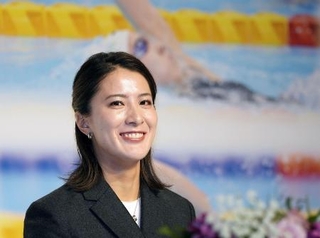 　現役引退の記者会見で笑顔を見せる大橋悠依さん＝２０２４年、東京都千代田区