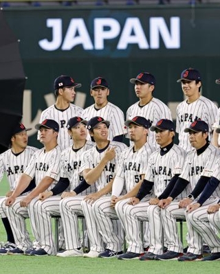 　野球のＷＢＣ開幕を前に、記念撮影に臨む大谷翔平（前列左から４人目）ら日本代表の選手たち＝４日、東京ドーム