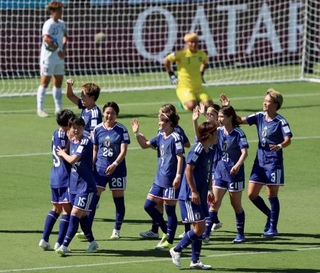 　日本-台湾　試合終了間際、チーム２点目のゴールが決まり喜ぶ女子日本代表＝パース（ゲッティ＝共同）
