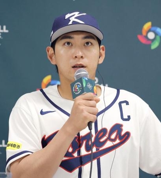 　記者会見する韓国代表の李政厚＝東京ドーム（読売新聞社提供）