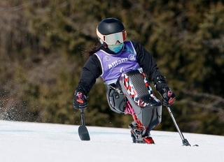 　アルペンスキー滑降の公式練習で滑走する女子座位の村岡桃佳＝コルティナダンペッツォ（共同）