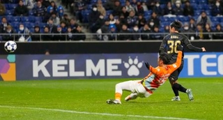 　Ｇ大阪-ラチャブリ　後半、同点ゴールを決めるＧ大阪・名和田（右）＝パナスタ