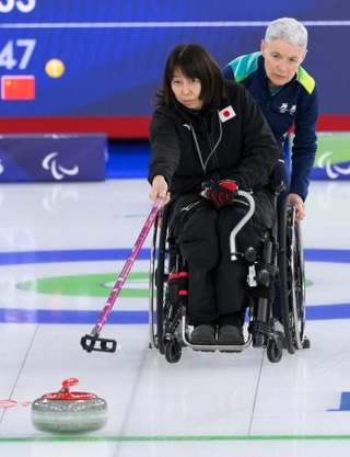 　日本-中国　第１エンド、ショットを放つ小川亜希＝コルティナダンペッツォ（共同）