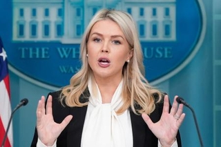 　ホワイトハウスで記者会見するキャロライン・レビット米大統領報道官＝４日、ワシントン（ＡＰ＝共同）