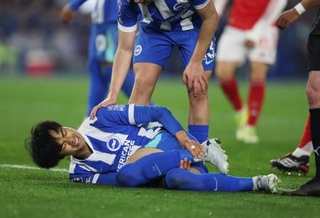 　アーセナル戦で倒れ込むブライトンの三笘薫＝４日、ブライトン（ロイター＝共同）