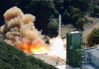 　和歌山県串本町の「スペースポート紀伊」から打ち上げられる小型ロケット「カイロス」３号機＝５日午前１１時１０分（共同通信社ヘリから）