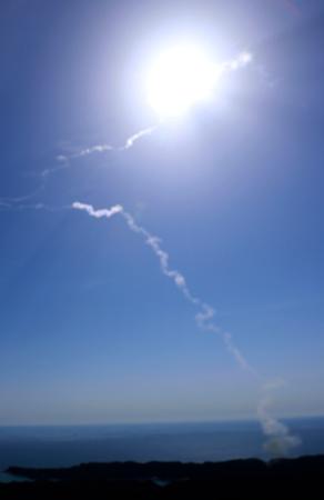 　和歌山県串本町から打ち上げられた小型ロケット「カイロス」３号機が残した白煙。発射後まもなく飛行中断措置が取られた＝５日午前１１時１２分（共同通信社ヘリから）
