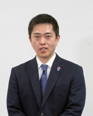 　記者団の取材に応じる日本維新の会の吉村代表＝５日午後、大阪府庁