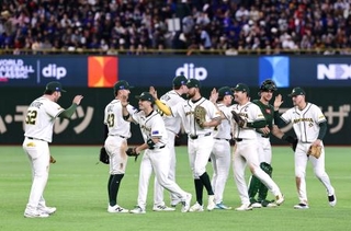 　野球のＷＢＣが開幕し、台湾に勝利してタッチを交わすオーストラリアの選手たち＝５日、東京ドーム