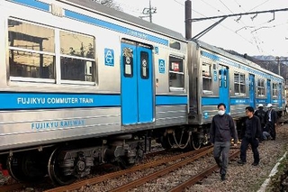 　脱線した富士急行の普通電車＝５日午後５時５２分、山梨県都留市