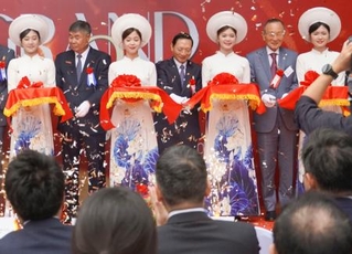 　５日、ベトナム・ハノイで開かれたスーパーホテルの開業式典で登壇する山本梁介会長（右から２人目）ら（共同）