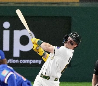 　７回、オーストラリアのバザナが本塁打を放つ＝東京ドーム