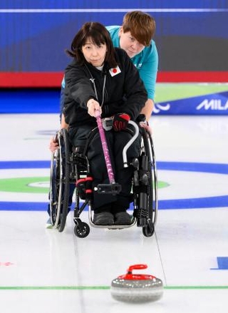 　日本-米国　第１エンド、ショットを放つ小川亜希＝コルティナダンペッツォ（共同）