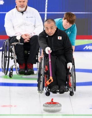 　日本-米国　第１エンド、ショットを放つ中島洋治＝コルティナダンペッツォ（共同）