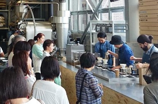 　ブルーボトルコーヒーの日本１号店＝２０１５年６月、東京都江東区