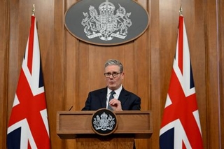 　記者会見するスターマー英首相＝５日、ロンドン（ロイター＝共同）