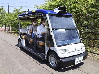 　乗客を乗せ運行する「レベル４」の自動運転車両