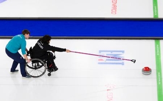 　日本-米国　第３エンド、ショットを放つ小川亜希＝コルティナダンペッツォ（共同）