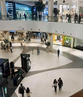 　イランの報復攻撃の影響による外出自粛で、閑散とするドバイの大型ショッピングモール＝５日（柴田茂さん提供）