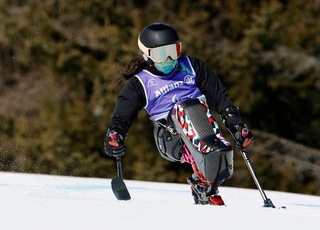 　公式練習で滑走するパラアルペンスキー女子座位の村岡桃佳＝４日、コルティナダンペッツォ（共同）